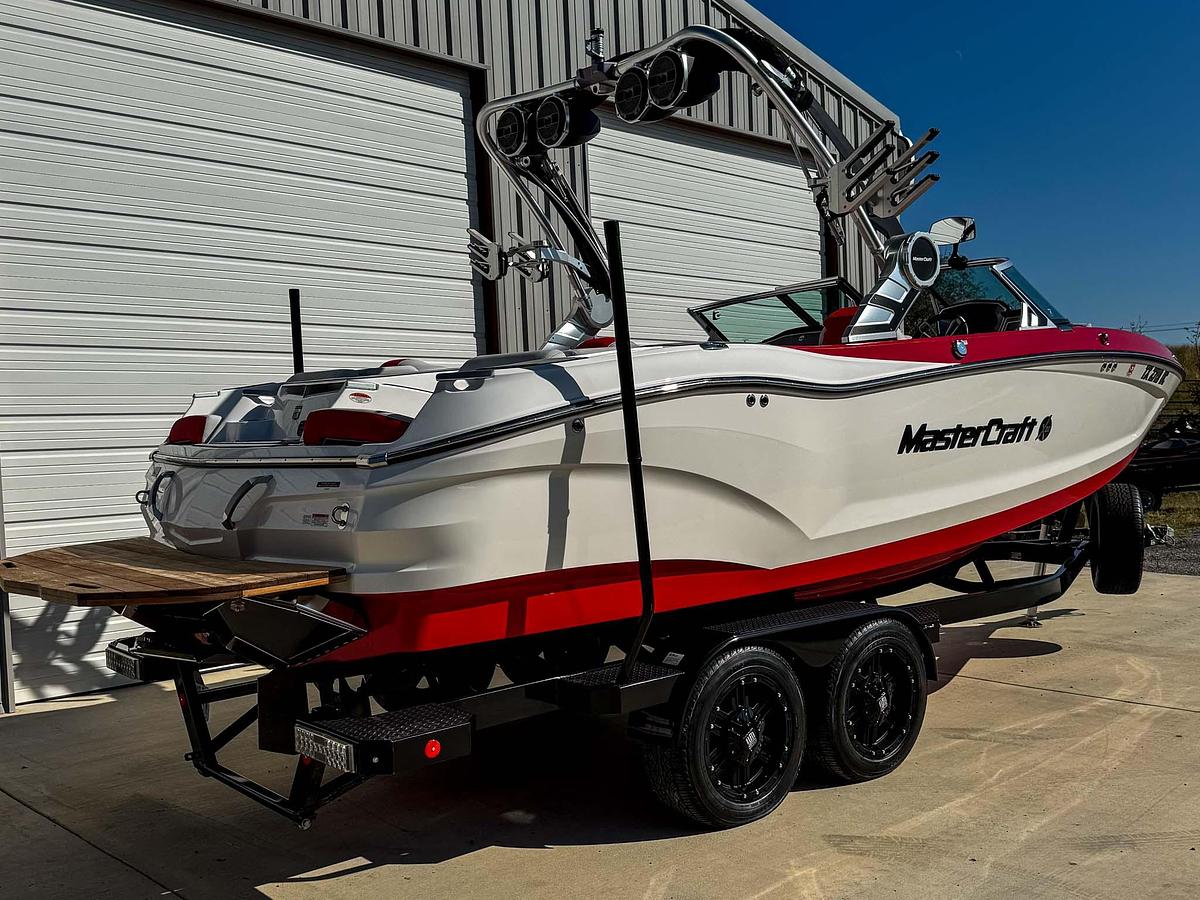 Used 2020 Mastercraft X22 - Red / White