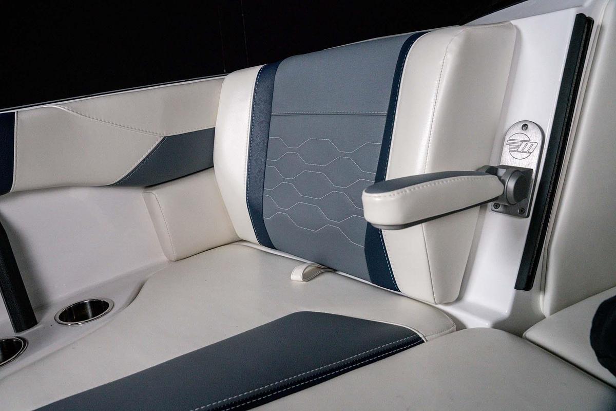 Used 2024 Malibu 23LSV - Silver Flake / Blue