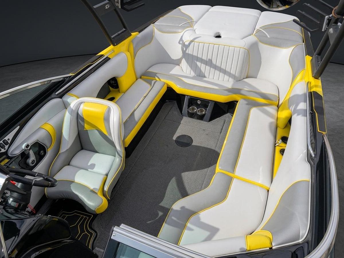 Used 2018 Sanger SV237 in Yellow w/ White interior