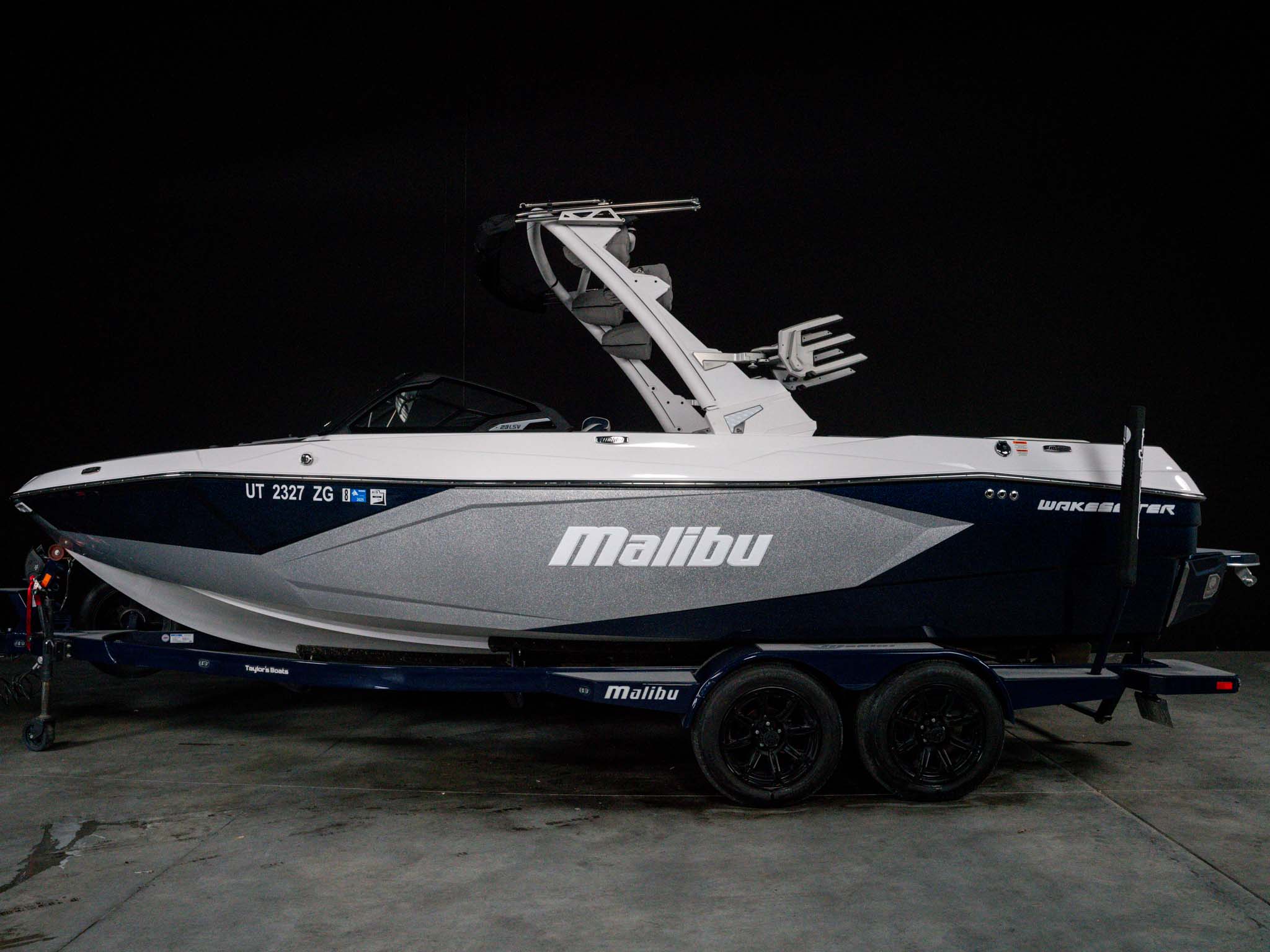 Used 2024 Malibu 23LSV - Silver Flake / Blue