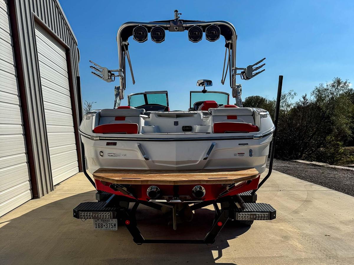 Used 2020 Mastercraft X22 - Red / White