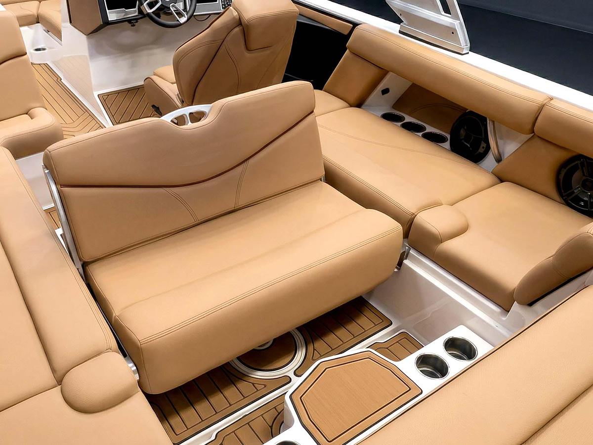 Used 2019 MasterCraft XT22 - White / Blue / Tan Interior