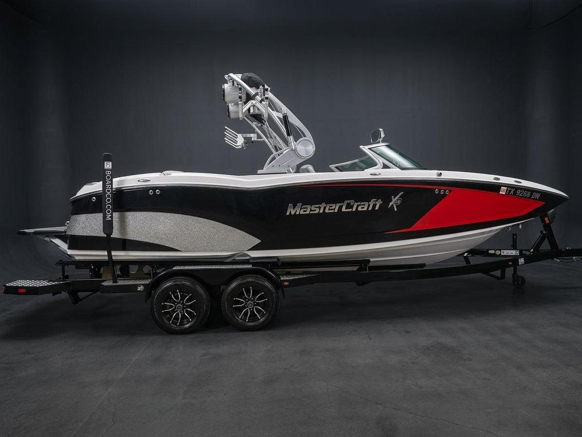 Used 2016 MasterCraft X23 - Red / Black