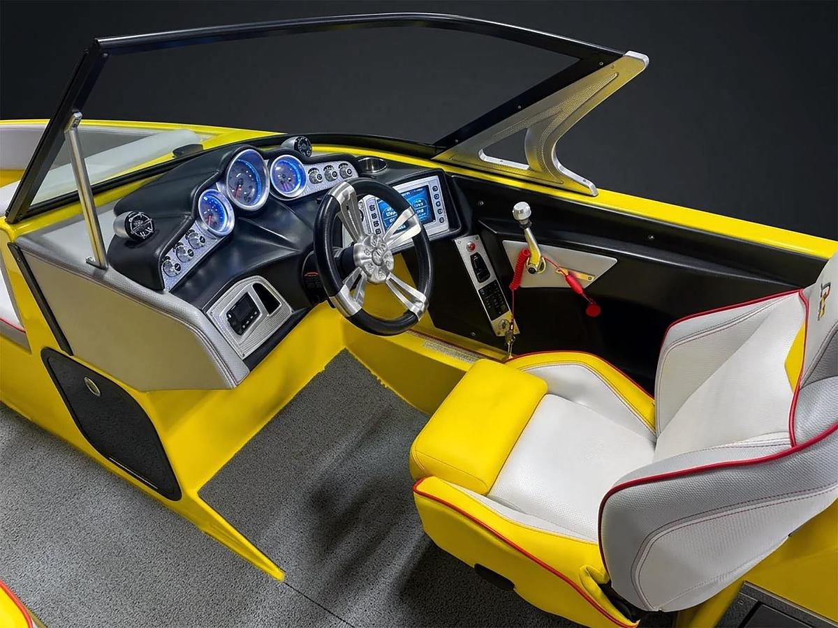 Used 2016 MasterCraft X26 - Blue / Red / Yellow