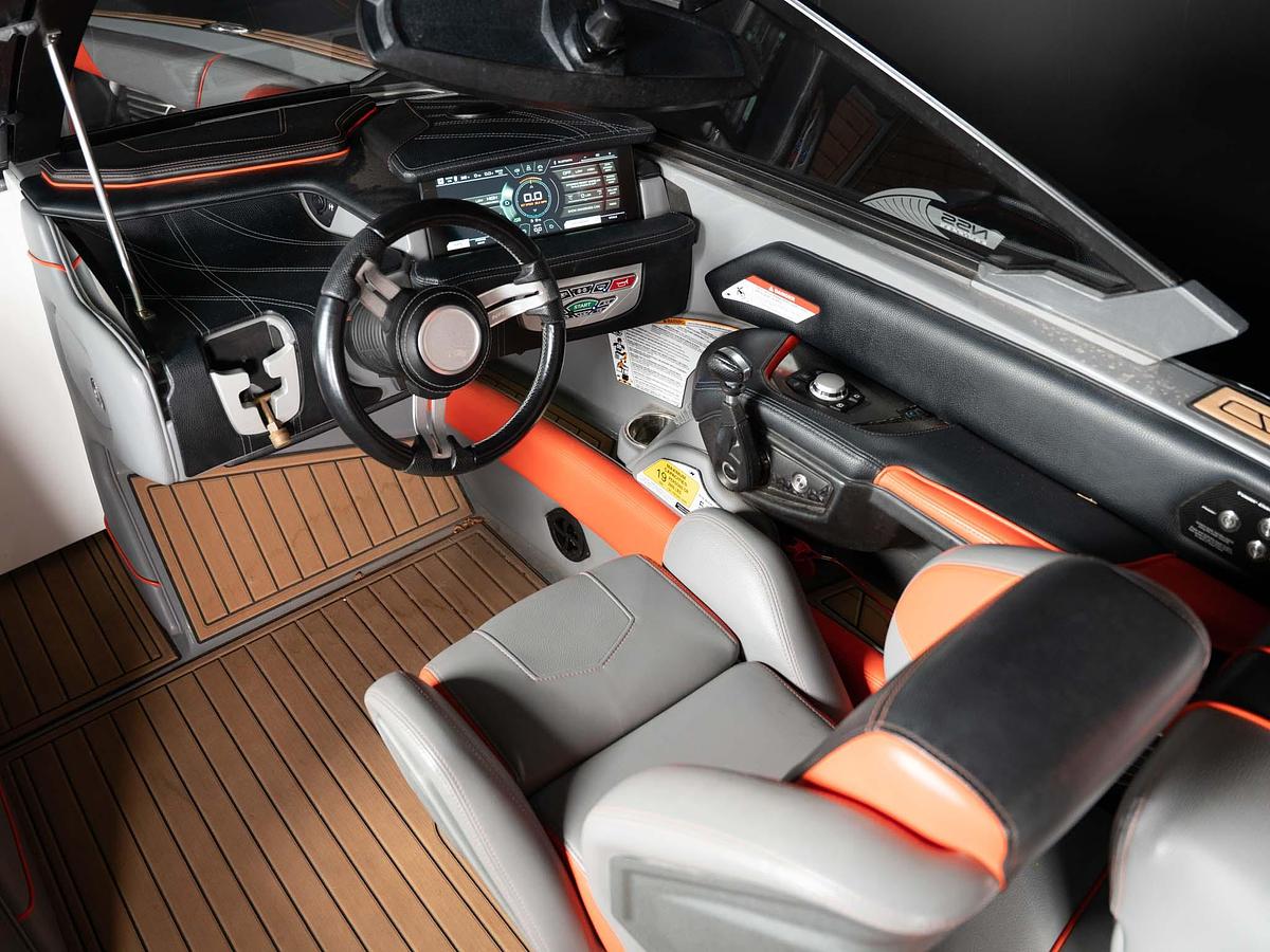 Used 2019 Nautique G25 - Grey / Orange