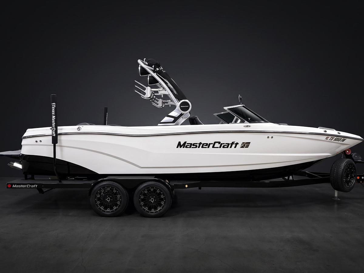 Used 2019 Mastercraft XT25 - White / Black