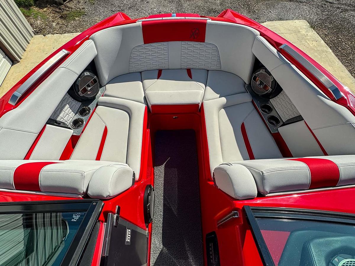Used 2020 Mastercraft X22 - Red / White