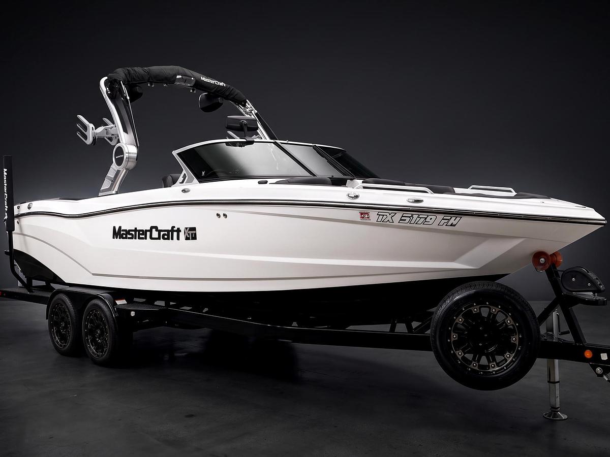 Used 2019 Mastercraft XT25 - White / Black