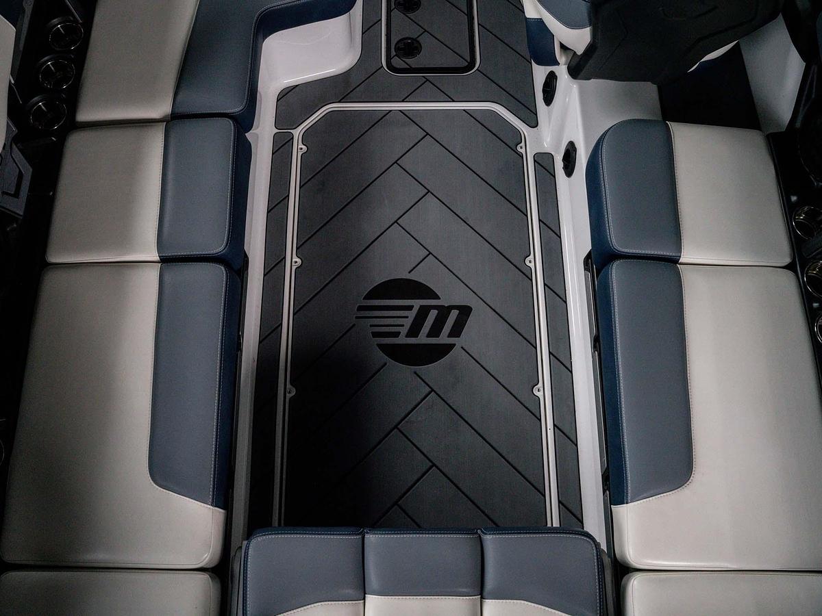 Used 2024 Malibu 23LSV - Silver Flake / Blue