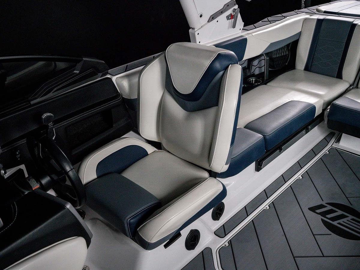 Used 2024 Malibu 23LSV - Silver Flake / Blue