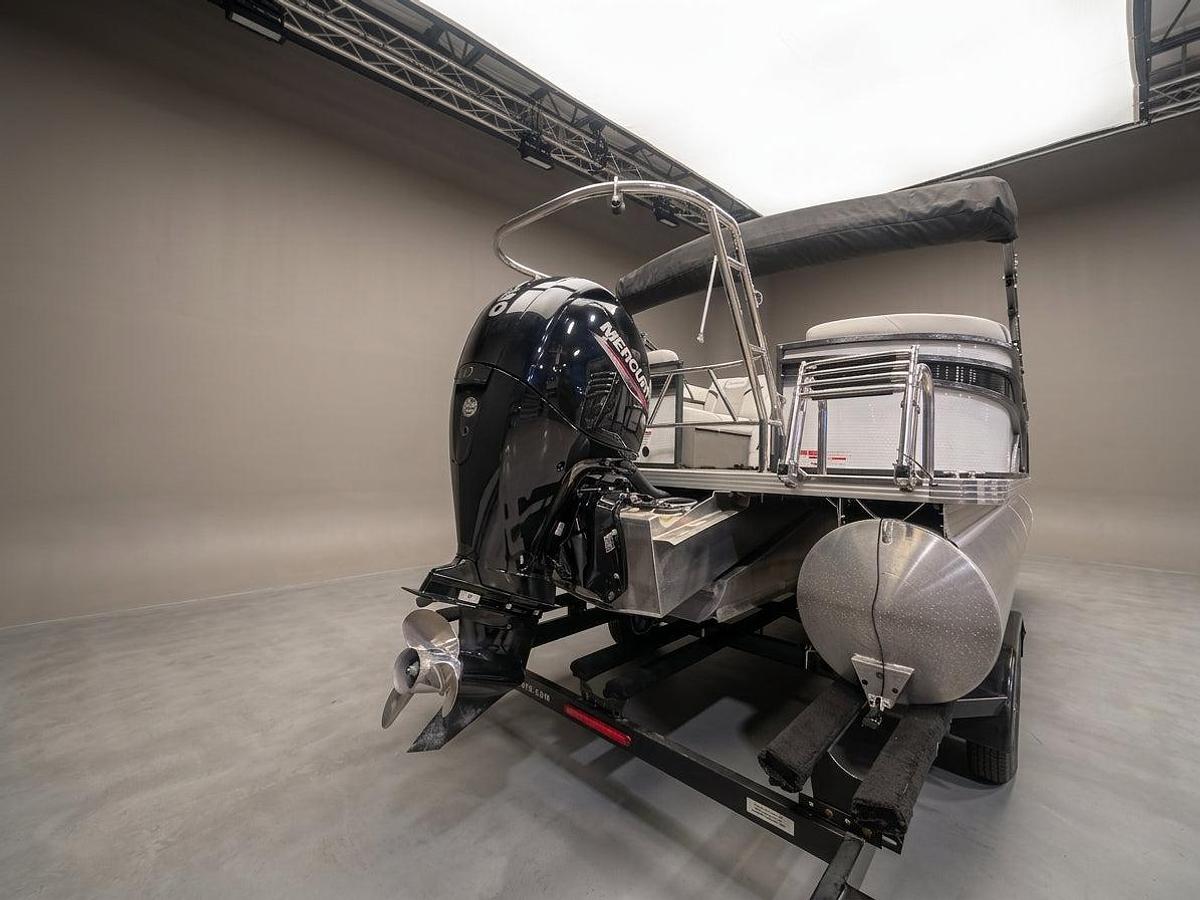 Used 2023 Crest Classic LX 220 SLC - White / Black