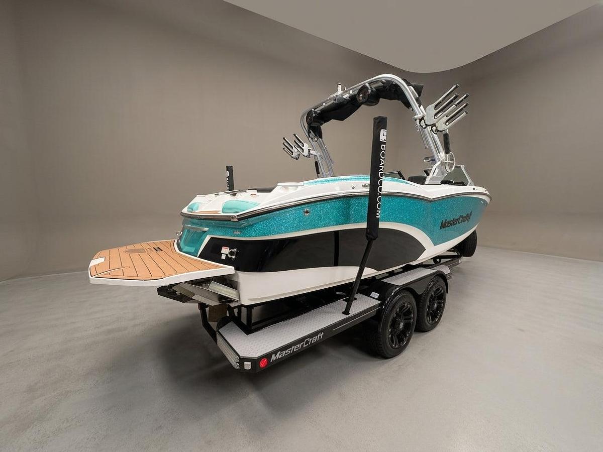 Used 2018 MasterCraft X23 - Blue MF / White
