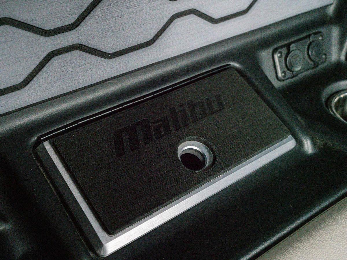 Used 2024 Malibu 23LSV - Silver Flake / Blue