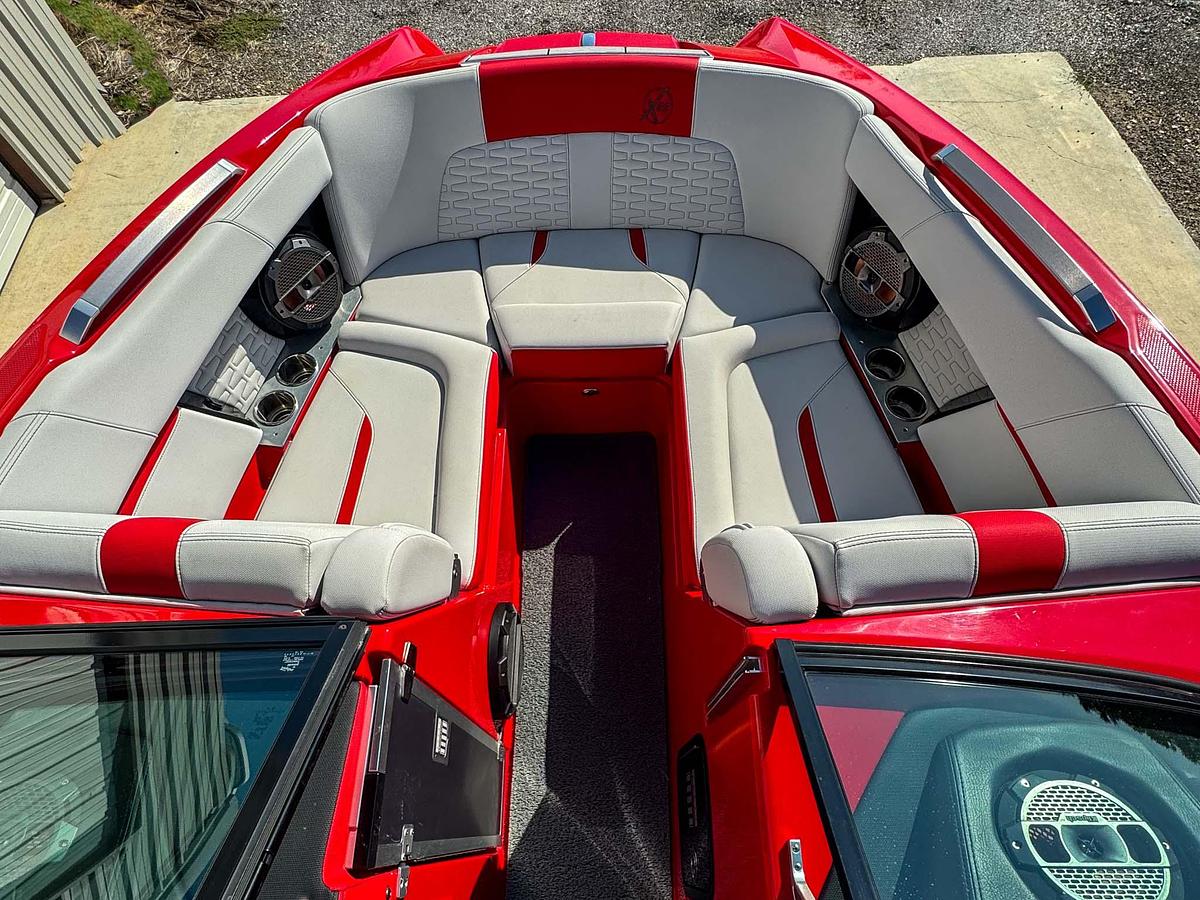 Used 2020 Mastercraft X22 - Red / White