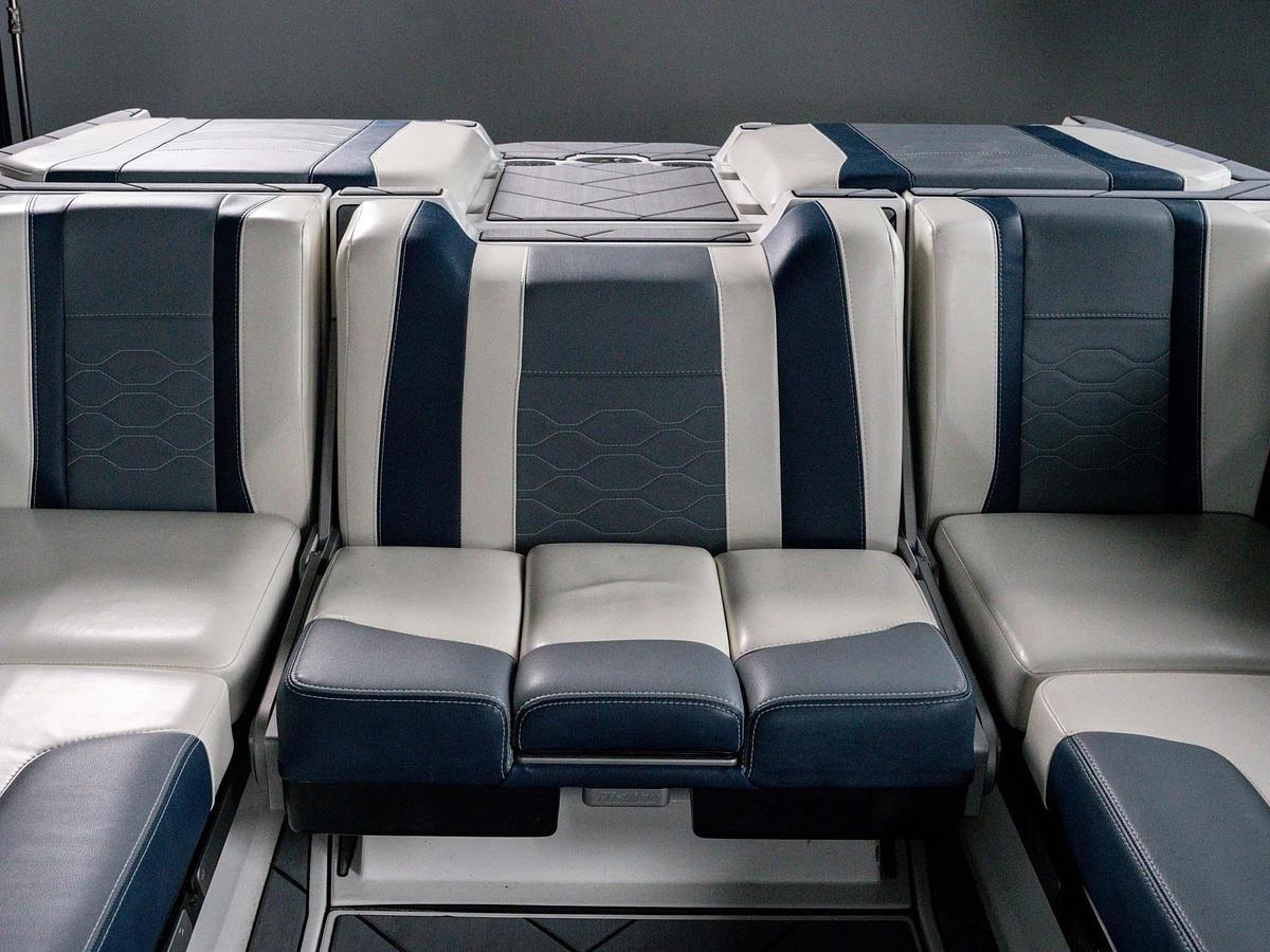 Used 2024 Malibu 23LSV - Silver Flake / Blue