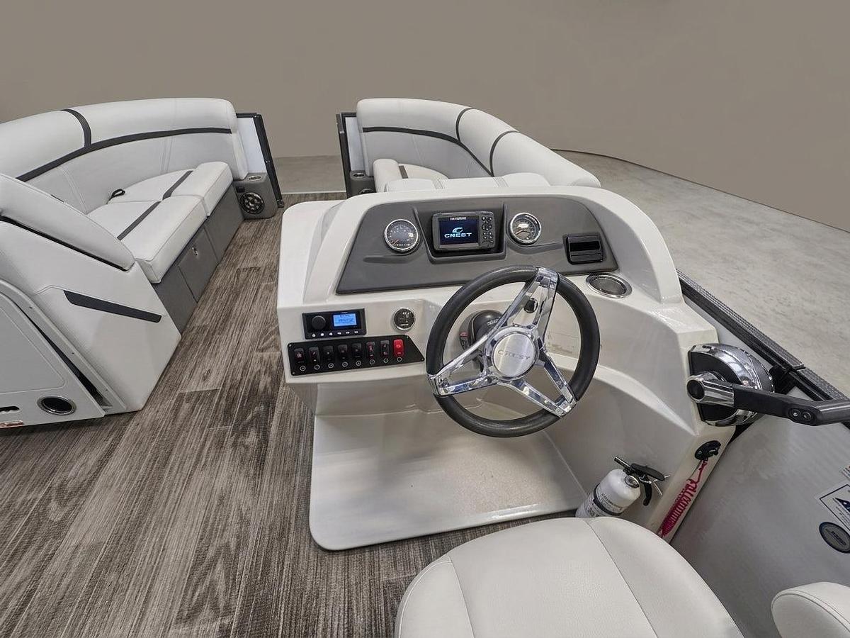 Used 2023 Crest Classic LX 220 SLC - White / Black