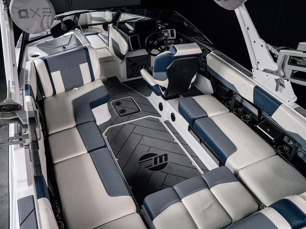 Used 2024 Malibu 23LSV - Silver Flake / Blue