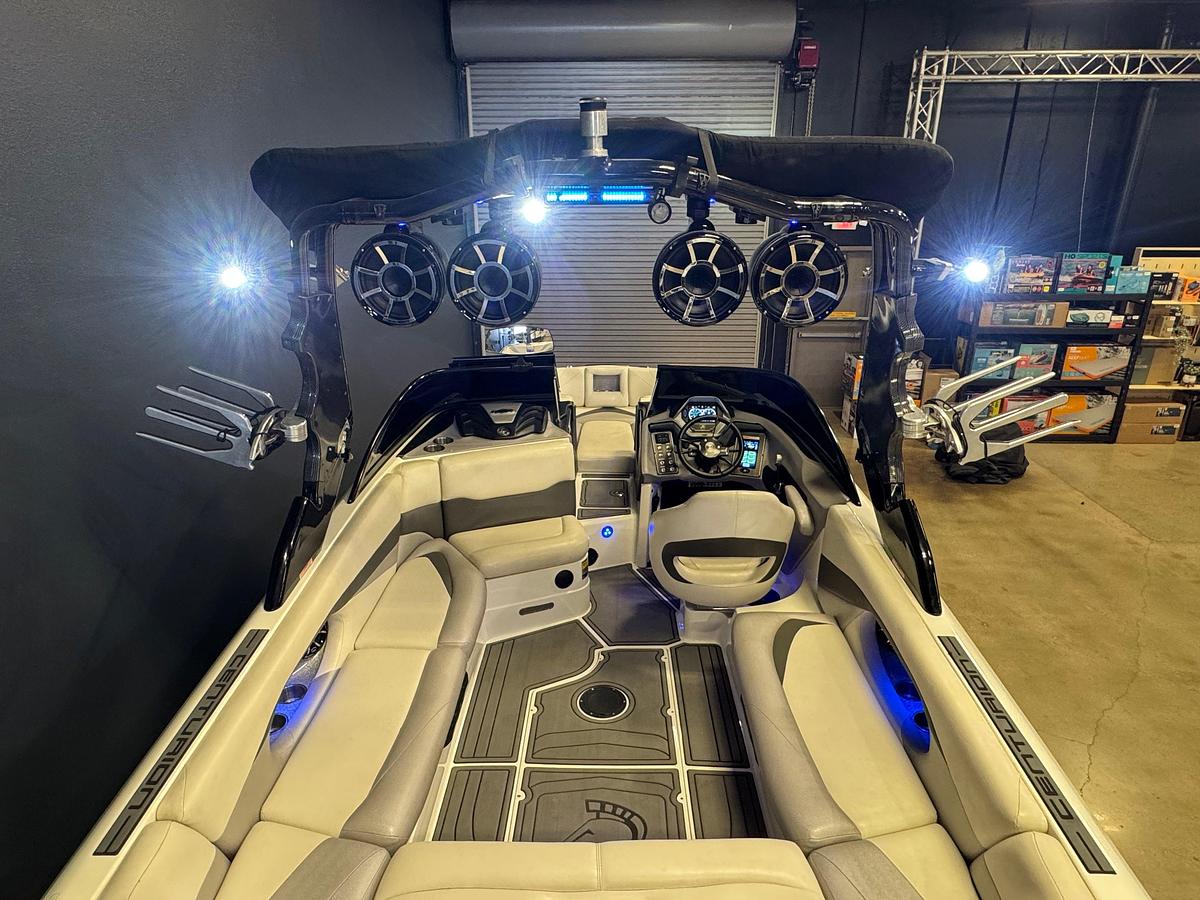 Used 2015 Centurion Enzo SV233 - White / Gunmetal / Black