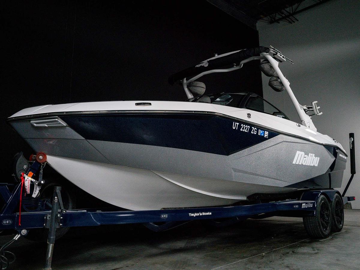 Used 2024 Malibu 23LSV - Silver Flake / Blue