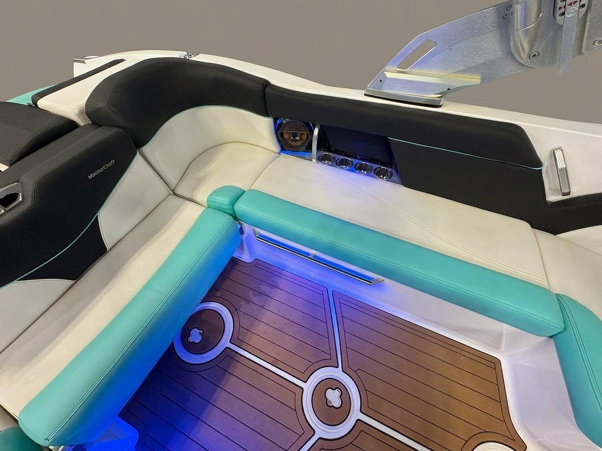 Used 2018 MasterCraft X23 - Blue MF / White
