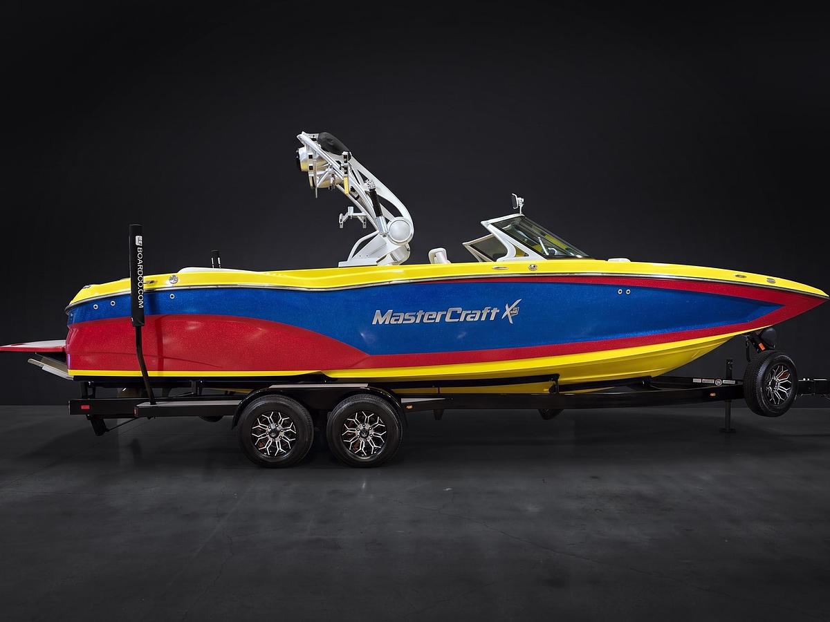 Used 2016 MasterCraft X26 - Blue / Red / Yellow