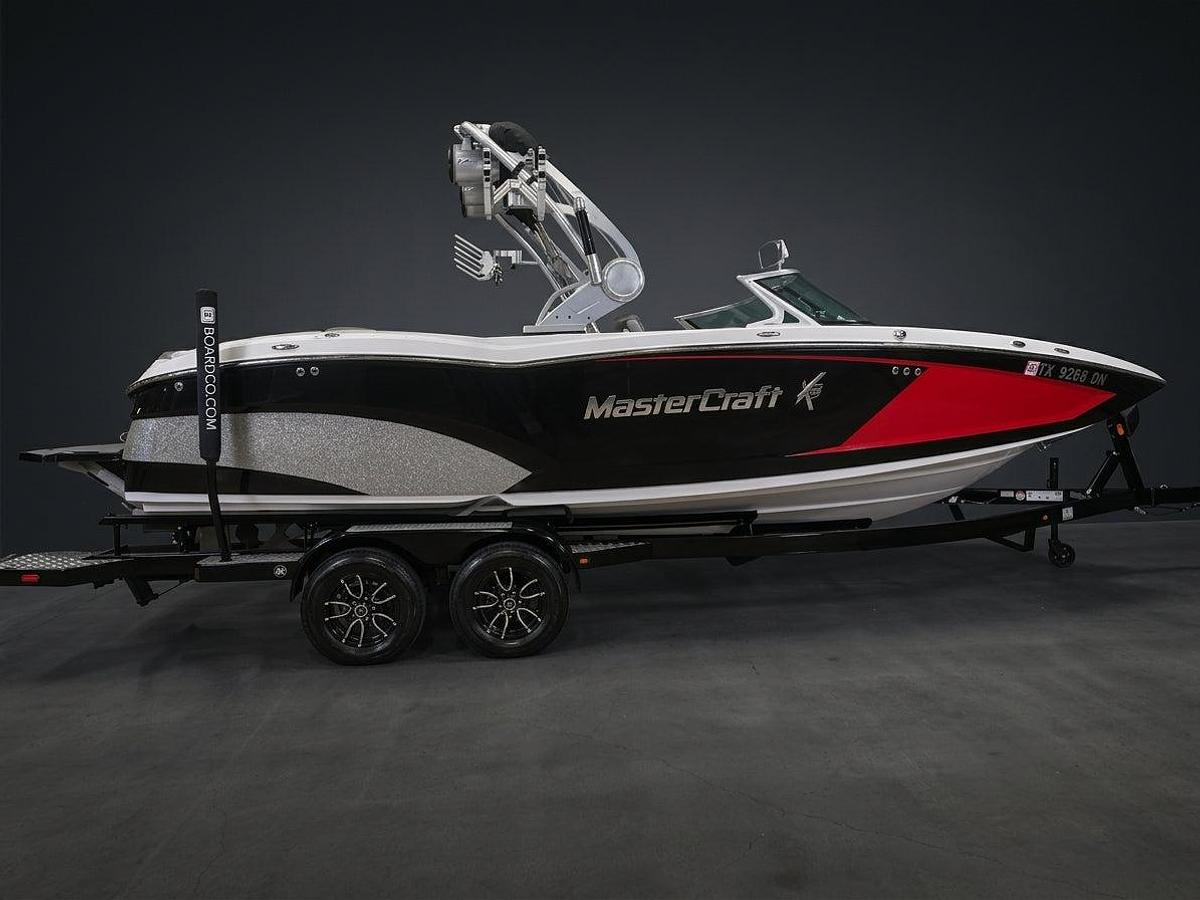 Used 2016 MasterCraft X23 - Red / Black