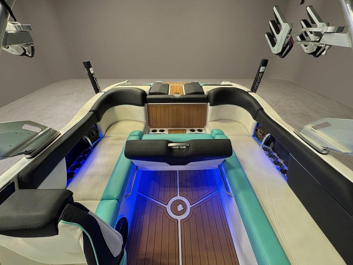 Used 2018 MasterCraft X23 - Blue MF / White