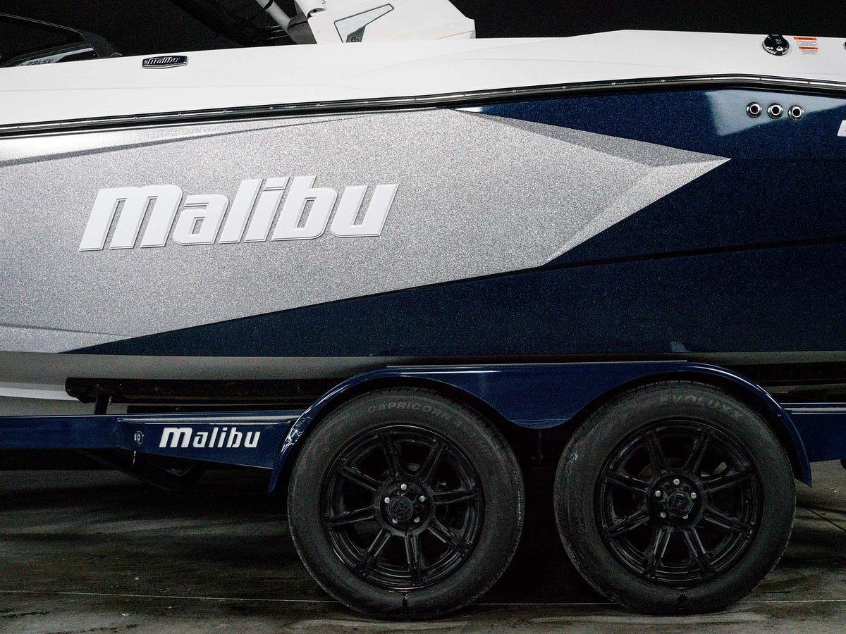 Used 2024 Malibu 23LSV - Silver Flake / Blue