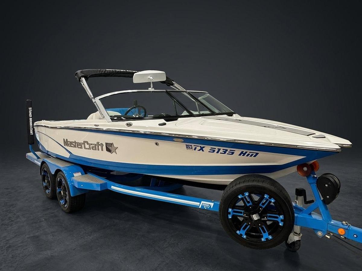 Used 2019 Mastercraft Prostar - White / Blue