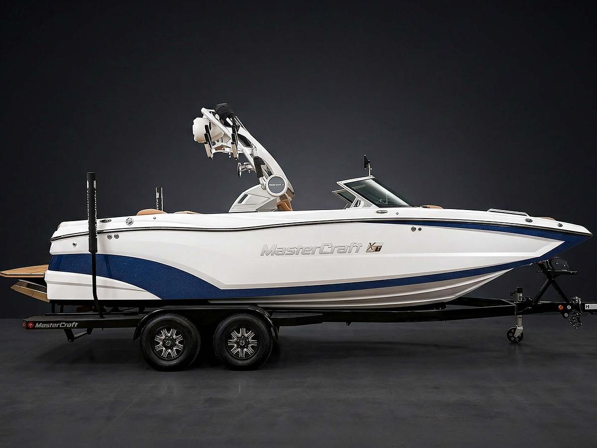 Used 2019 MasterCraft XT22 - White / Blue / Tan Interior