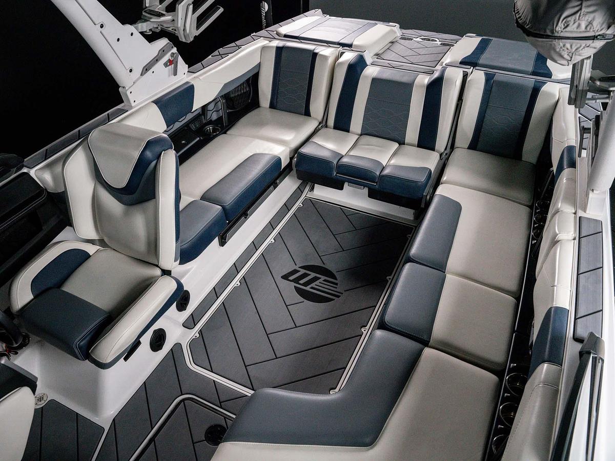 Used 2024 Malibu 23LSV - Silver Flake / Blue