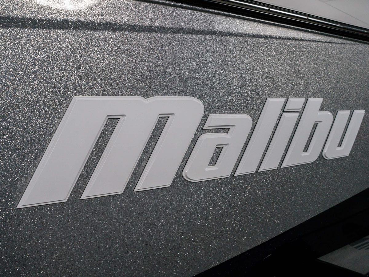 Used 2024 Malibu 23LSV - Silver Flake / Blue