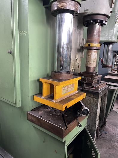 Usato Pressa oleodinamica a collo di cigno CAVENAGHI & RIDOLFI