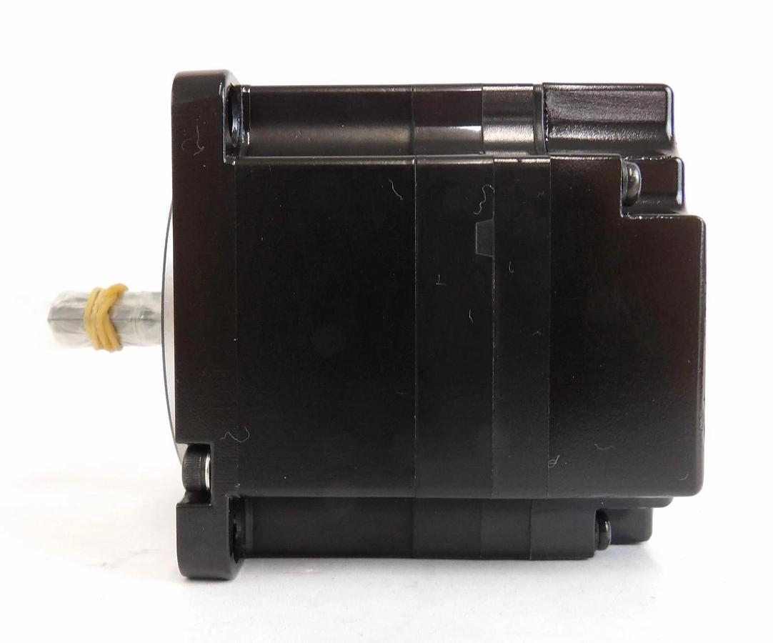Yaskawa SGM7P-01A7J61 AC Servo Motor Reseller Lot of 5 New