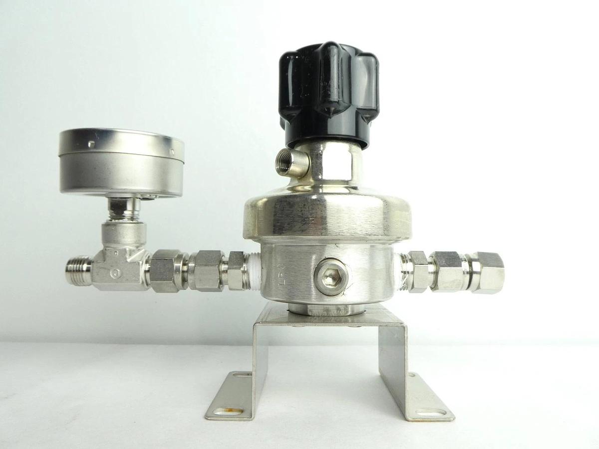 Used Parker 43600759 High Purity Regulator Valve W/ Gauge HFR90TS4PB6V Lot of 2 Used
