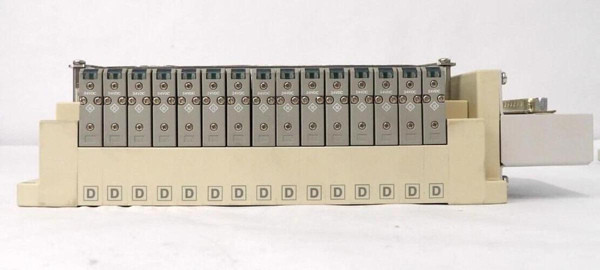 Used SMC SS5V1-DUQ00581 SS5V1-DUQ00578 15-Port Pneumatic Manifold Lot of 4 Working