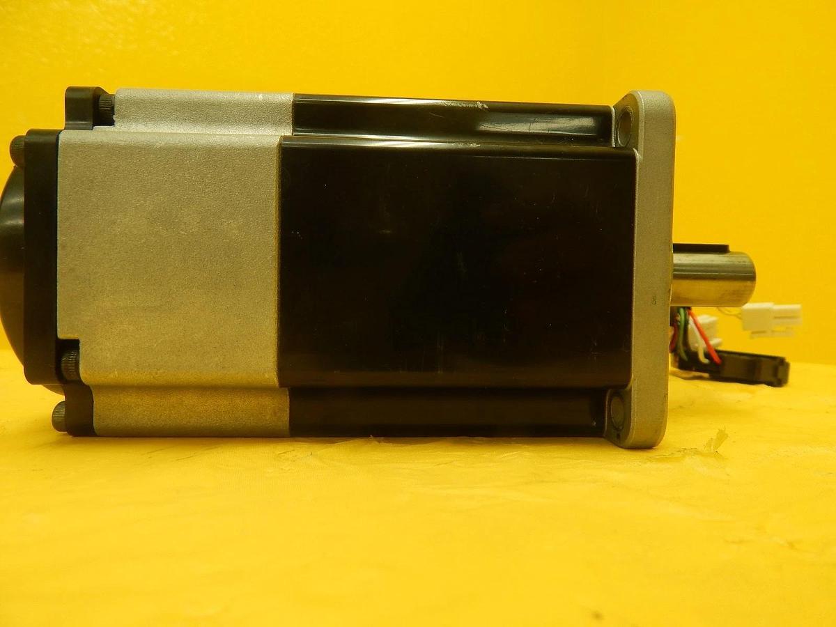 Used Sanyo Denki R2AA08075FBP77M AC Servo Motor SANMOTION R Hirata HQPLP-2DHP Used