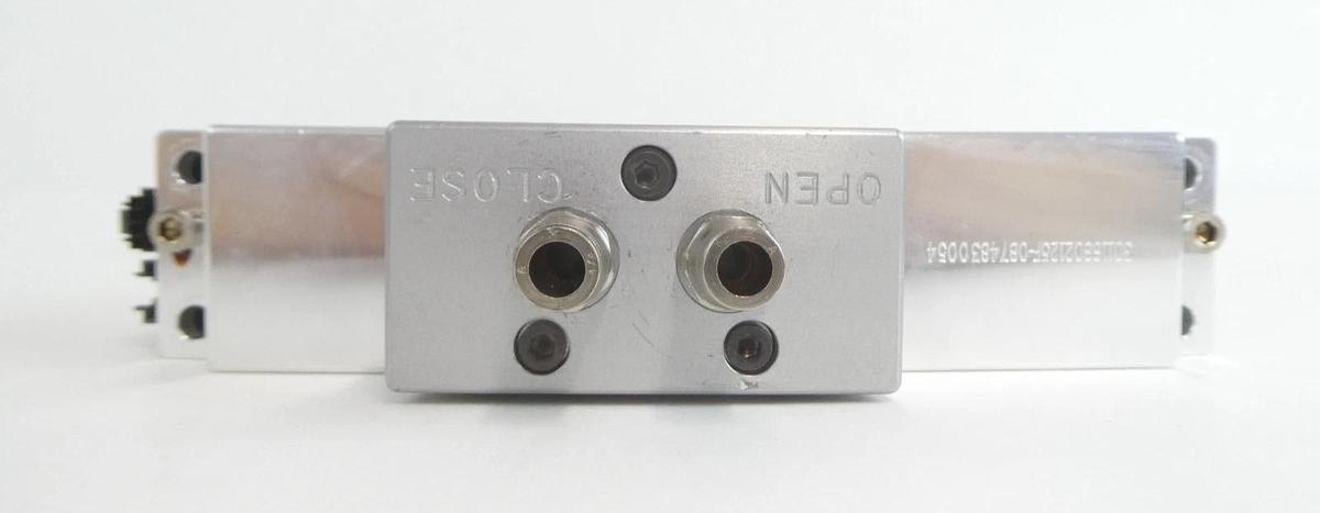 Used VAT 0340X-CA24-BMK2 300mm Pneumatic Vacuum Slit Valve Actuator and Gate Scuffed