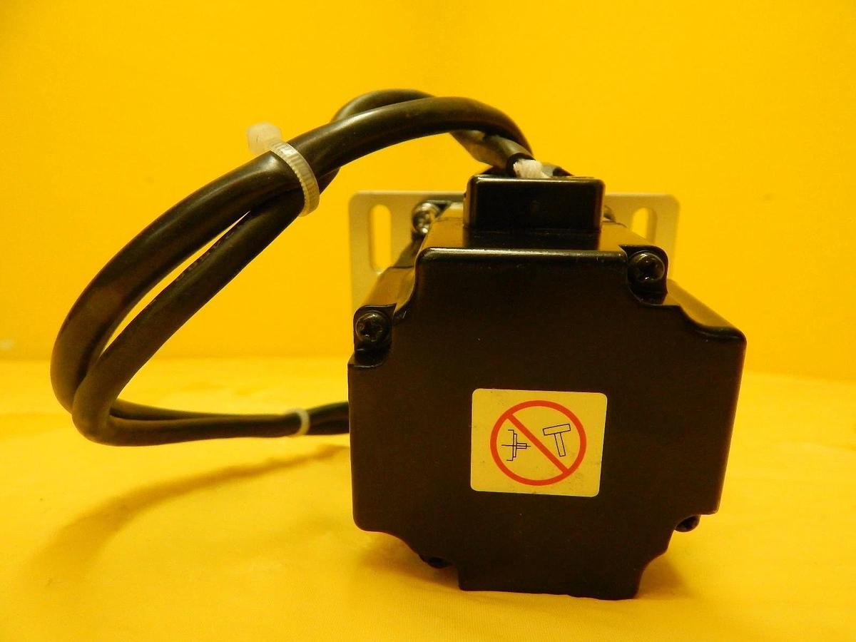 Used Omron R88M-W20030T-S2 AC Servo Motor Used Working
