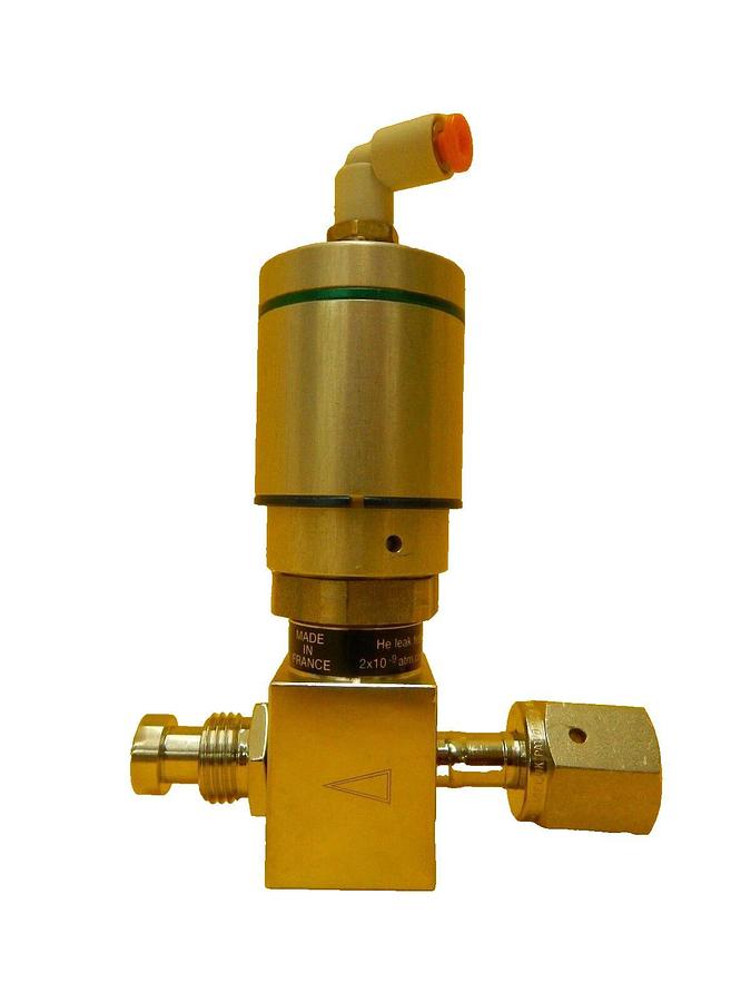 Used Qualiflow F HF Series 2-Way Pneumatic Valve 2x10-9atm.cm3/Sec Used Working