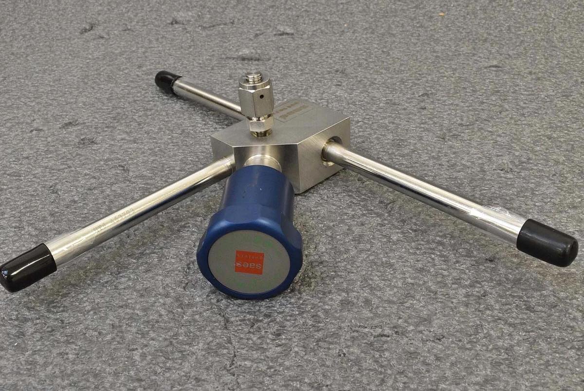 Used Saes Getters SVC504M104 Valve Assembly