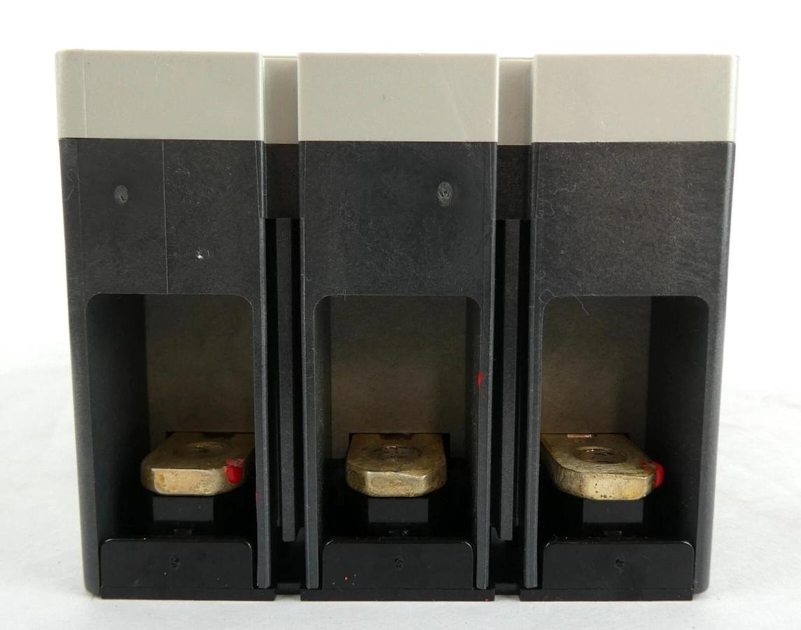Used Eaton JGE3250NN Industrial Circuit Breaker J250E 69D2551G10 Lot of 2 Working