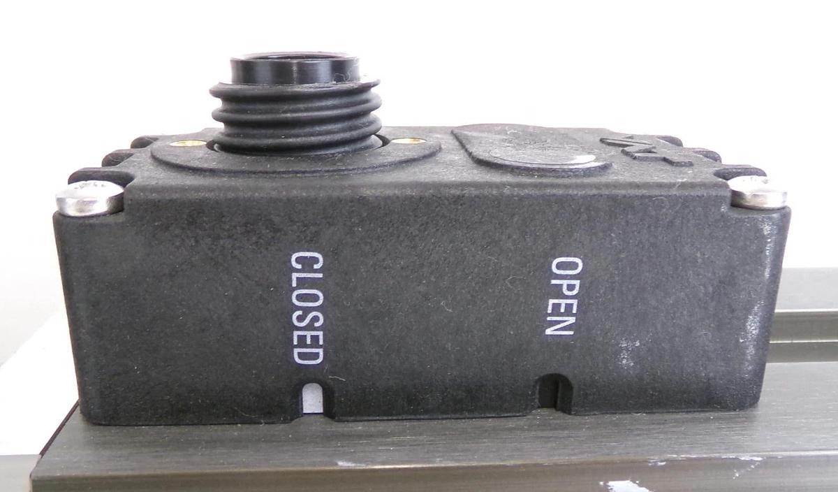 Used VAT 10846-UE24-AAM2 UHV Pneumatic Gate Valve Series 108 Untested