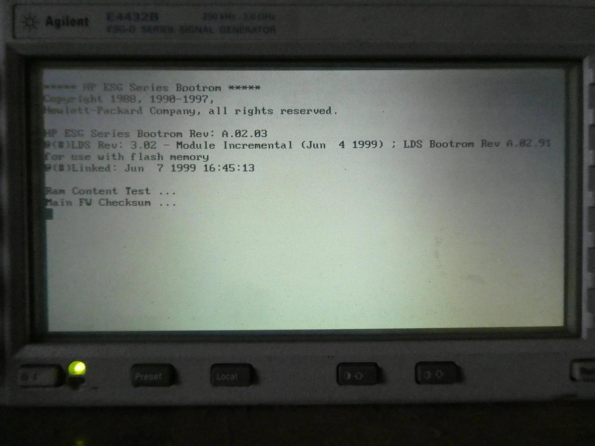Used Agilent Technologies E4432B ESG-D Series Signal Generator ESG-D3000B Untested