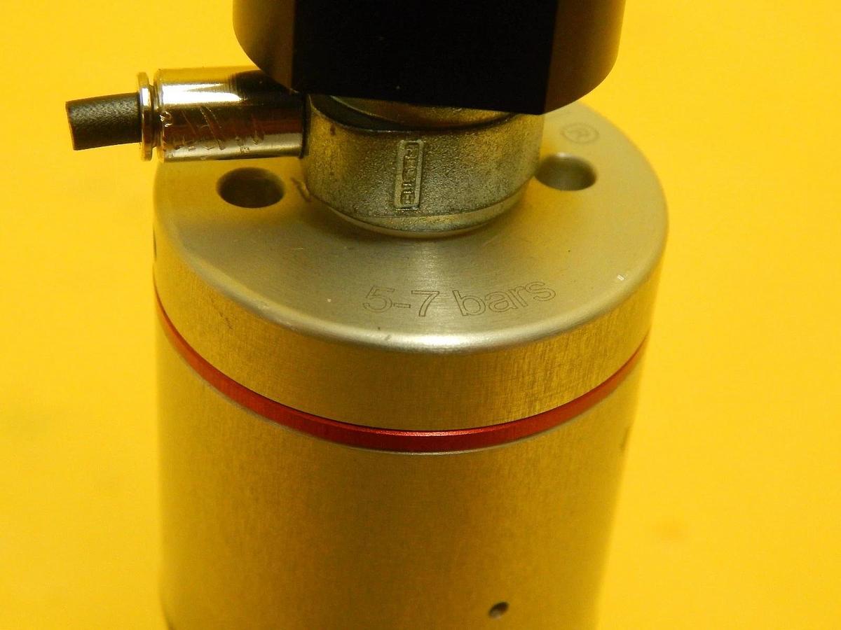 Used Qualiflow F HF Series Pneumatic Angle Valve 2x10-9atm.cm3/S?ec Lot of 3 Used