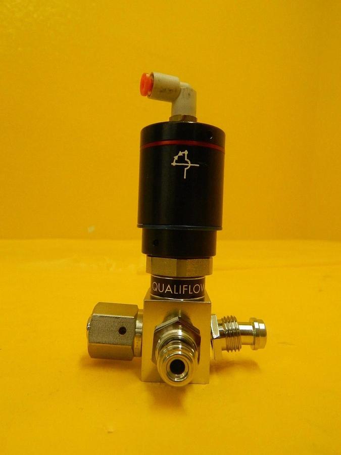 Used Qualiflow 2x10-9atm.cm3/Sec 4-Way Pneumatic Valve Used Working