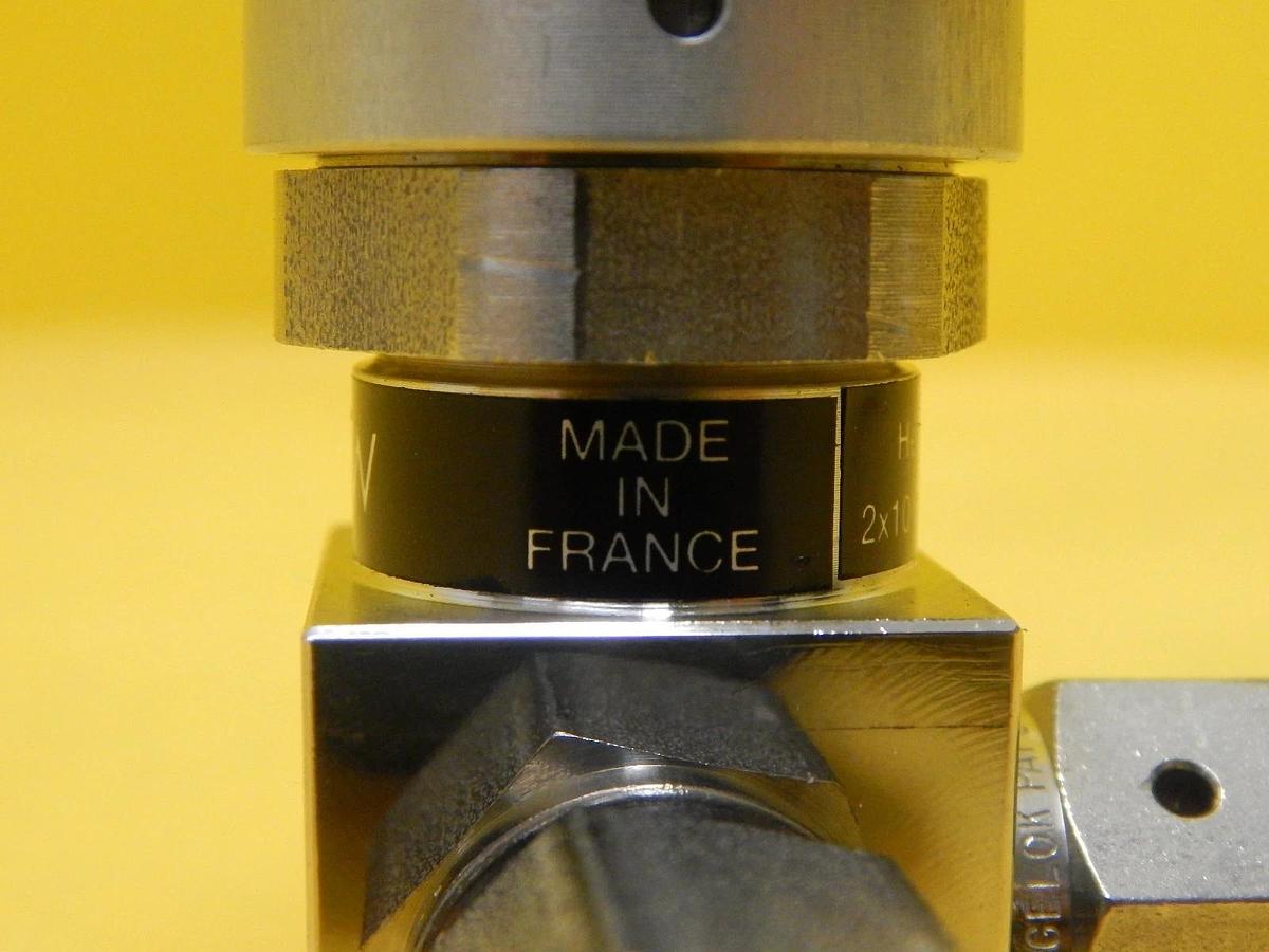 Used Qualiflow F HF Series 2-Way Pneumatic Angle Valve 2x10-9atm.cm3/Sec Used Working