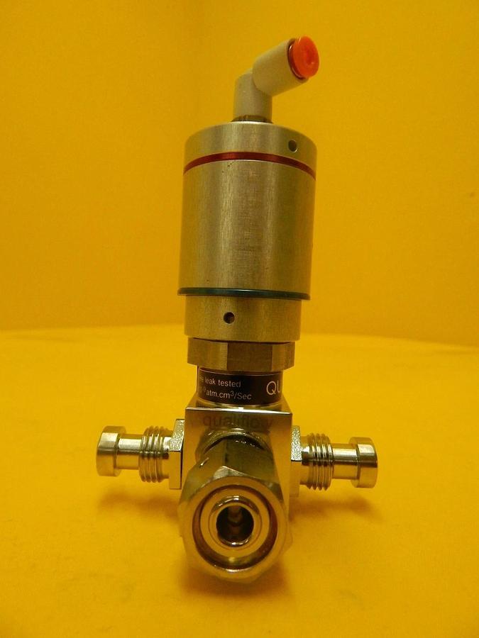 Used Qualiflow F HF Series 4-Way Pneumatic Valve 2x10-9atm.cm3/Sec Used Working