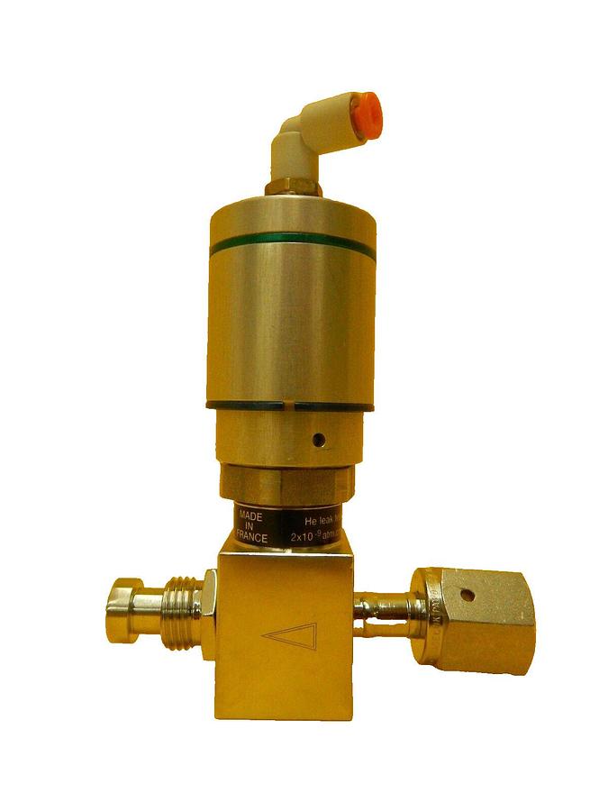Used Qualiflow F HF Series 2-Way Pneumatic Valve 2x10-9atm.cm3/Sec Used Working