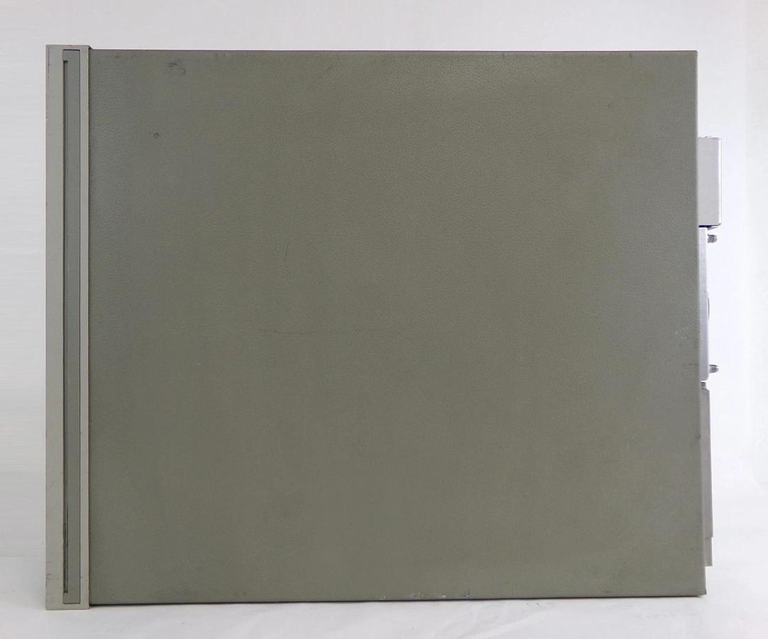 Used HP Hewlett-Packard 8662A Synthesized Signal Generator Option 001 Untested As-Is